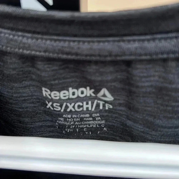 (32) Reebok  athletic top - Picture 2 of 3